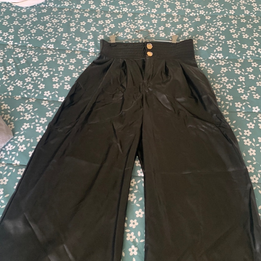 GORGEOUS‼️‼️‼️ Black vegan thin leather! Super cool look